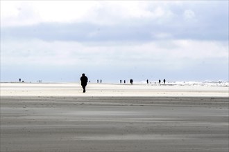 Holidaymakers walking on the beach of Süddorf, Amrum Island, 27.05.2021