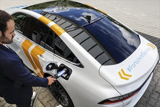 Refuelling of a fuel cell vehicle, a Toyota Mirai at a hydrogen filling station, Berlin, 17.05.2021