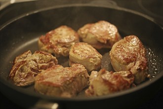 Fry the fillet of beef in a pan