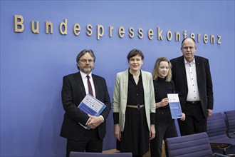 (L-R) Michael Groß, Chairman of the Presidium of the AWO Federal Association, Stefanie Langkamp,