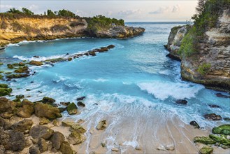 Beach in the Blue Lagoon bay on the holiday island of Nusa Lembongan, blue, algae formation,