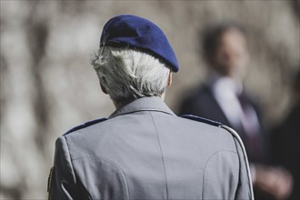 A female soldier of the Bundeswehr, photographed during a reception with military honours at the