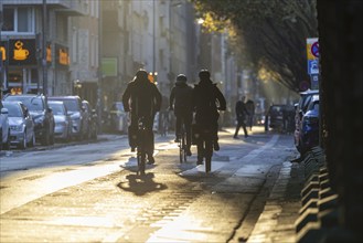 Cyclists in oblique sunlight in November, poor visibility, danger of glare, cycle lane, cyclists