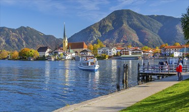 Excursion boat atMalerwinkelblick with waterfront of the village, parish church St. Laurentius and