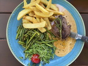 Beef fillet steak, fillet steak, fillet steak, green beans, chips, pepper sauce, garnish, plate,