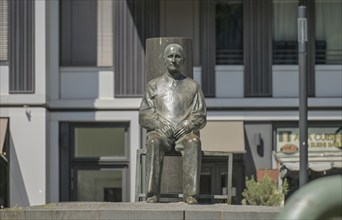 Bertolt Brecht, statue in front of the Berliner Ensemble, Schiffbauerdamm, Bertolt-Brecht-Platz,