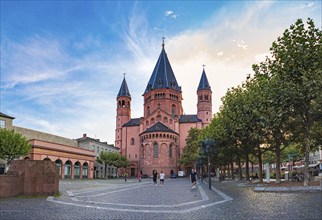 St Martin's Cathedral and Cathedral Square in Mainz, Rhineland-Palatinate, Germany, Europe