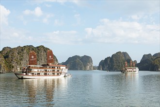 Excursion boats and karst rocks in Lan Ha Bay, Halong Bay, Vietnam, Asia