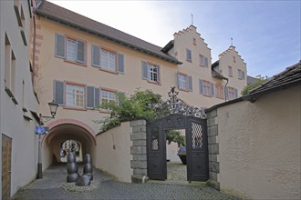 Historic Lanzenhof built in the 14th century and sculpture Schwurhand by Franz Gutmann 1975, Untere