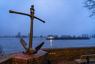 High water on the Rhine at Düsseldorf-Kaiserswerth, foggy weather, riverside paths and Rhine