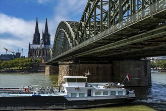 Cologne Cathedral, view from Deutzer Ufer, Hohenzollern Bridge, railway bridge over the Rhine,