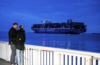 Ship in the Elbe estuary, pier Neue Liebe, evening, Cuxhaven, Lower Saxony, Germany, Europe