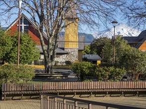 Central plaza, plaza de armas, Pucon, volcano Villarica in the back, La Auracania, Chile, South