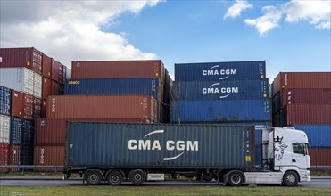 Container loading in Duisburg harbour, Logport, DIT, Duisburg Intermodal Terminal,