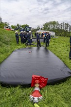 Forest fire-fighting exercise by the Essen fire brigade, the water supply was rehearsed over longer