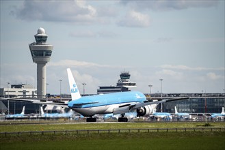 Amsterdam Shiphol Airport, AMS, aircraft approaching Kaagbaan, runway, terminal building, air