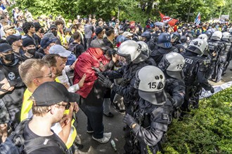 Riots in the run-up to the AFD party conference in Essen, demonstrators try to prevent AFD