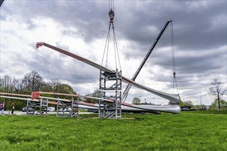 Preparation for the transport of a 68 metre long blade, a wind turbine, with a self-propelled