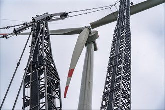 Erection of a wind turbine, wind energy plant, assembly of the third blade, with a crawler lattice