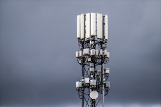 Mobile radio mast with various antenna systems, for mobile radio and other telecommunications, G5