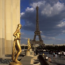 Die vergoldeten Statuen vom Trocadéro, hinten der 330m hohe Eifflturm, gebaut zum 100. Jahrestag