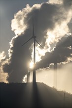 Windpark Halde Oberscholven, smoke clouds from the cooling tower and chimney of the Uniper