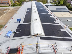 Installation of solar modules on the roof of a commercial enterprise, over 400 photovoltaic modules