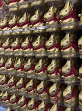 Display in shelf of wholesale of chocolate Easter bunnies Easter bunnies colour gold of red staniol