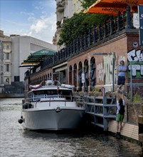 Young people in the cordoned-off area on the banks of the Spree in the Nikolai neighbourhood,