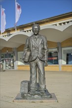 Sculpture L'Emigrante, The Emigrant by Quinto Provenziani in front of the main railway station,