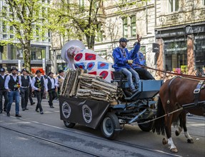 Float of the Schwyzer Güdelzischtiggsellschaft of the host canton of Schwyz, parade of historically