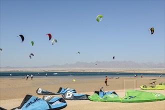 Sailing kitesurfers kite surfers kite surfers on the sea, many kite sails in the blue sky without