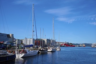 Harbour with boats, buildings and blue sky, Bryggen, Bergen, Vestland, Norway, Europe