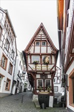 Market square with medieval half-timbered houses, Bernkastel-Kues, Moselle, Rhineland-Palatinate,