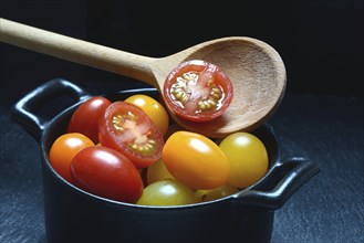 Various cherry tomatoes in pots, cherry tomato