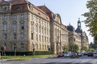 In front the building of the Düsseldorf Higher Regional Court, behind it the Düsseldorf District