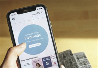 A hand holds a smartphone with a cycle tracking app open. Berlin, 07.08.2024