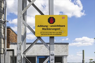 Deutsche Bahn AG warning sign for cable thieves: Attention, invisible markings against theft.