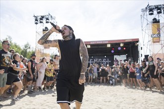 Matthias Engst, singer of the band Engst on the beach in front of the Becks Beach Stage at the