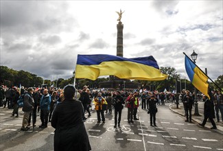 Ukrainians at the counter-demonstration Your peace is our death sentence at the Berlin Sigessäule,