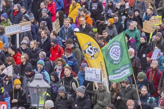 160 organisations and initiatives demonstrated against the right in Dresden on Saturday. Around 10,