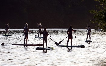 Stand-up paddler at sunset at Schlachtensee, Berlin, 11.08.2022