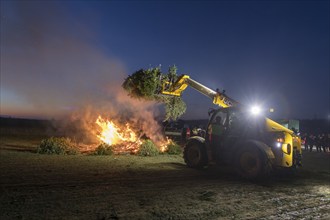 A warning fire at a rally of farmers and farmers because of the federal government's plans to cut