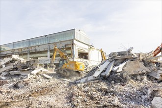 Demolition of the old shopping centre in Dresden-Nickern by the investor Krieger. The new building