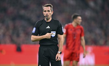 Referee Referee Tobias Stieler points to logo FIFA Referee, gesture, gesture, whistle in mouth,