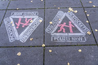 Warning against pickpockets, sprayed on the pavement, action by the North Rhine-Westphalia police,