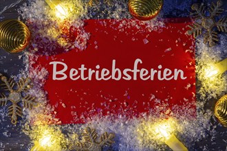 Sign with the inscription BETRIEBSFERIEN with Christmas decoration