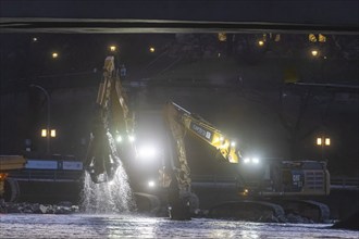 After the partial collapse of the Carola Bridge, demolition work continues on a dam built directly