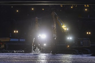 After the partial collapse of the Carola Bridge, demolition work continues on a dam built directly