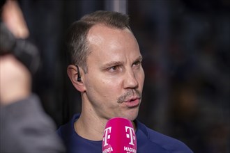 Former national ice hockey player Christoph Ullmann as co-commentator at the Adler Mannheim vs. Red